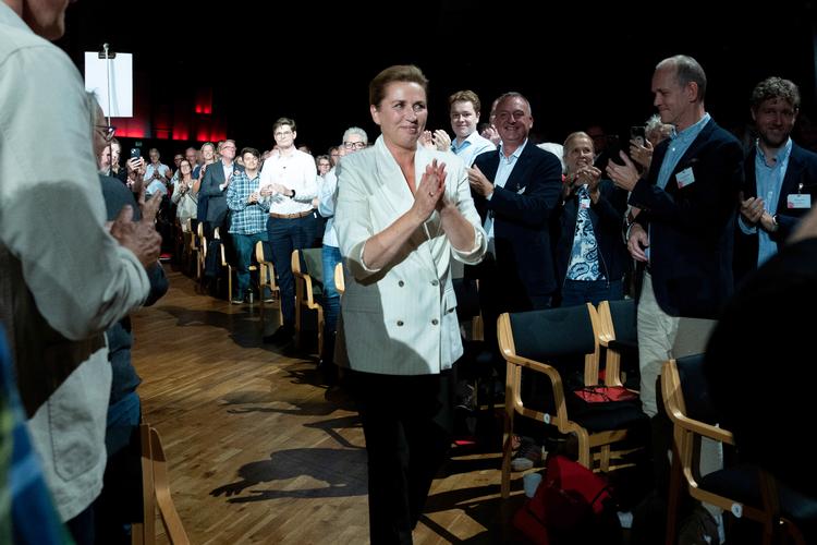 Party leader and Prime Minister Mette Frederiksen received applause as she entered Socialdemokratiet's annual meeting in Aalborg. »Don't let more children die,« she said in her speech. Foto: Bo Amstrup/Ritzau Scanpix