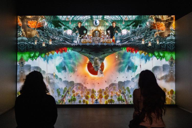 Videokunst 'Megaplex' fra Marco Brambilla, der skaber levende kollager af ikoniske film, som han looper i nogle sekunder og sætter sammen på en ny måde. Når man sidder i det mørke rum, kommer det ene filmcitat efter det andet rullende op fra gulvet.    Foto: Vikki Søholm