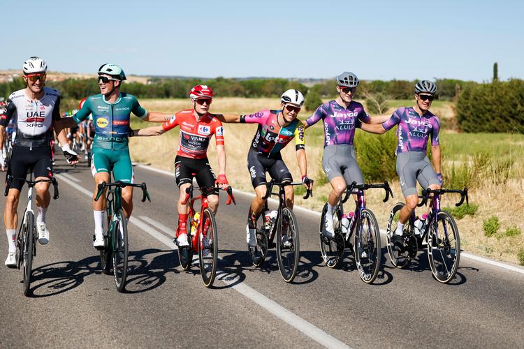 Danish rider Jonas Vingegaard of Visma Lease a Bike and other riders pose during the 21st and last stage of La Vuelta a Espana cycling race.  Foto: Javier Lizon/Ritzau Scanpix