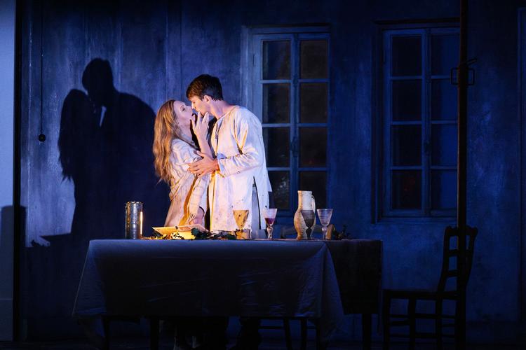 Gisela Stille som Agnès og Morten Grove Frandsen som Drengen, der kan skrive på hud, er hovedpersonerne i den nutidige middelalder-tragedie 'Written on Skin'. Foto: Miklos Szabo