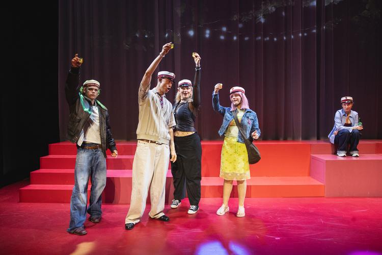 Da huen er i hus, begynder relationerne at smuldre for Pixie. Foto: Daniel Buchwald