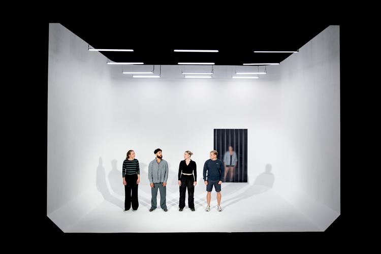 Det ligner en fængselscelle. Arian Kashef og Kimmie Liv Sennova (i midten) står på scenen med Birgitte, Alexander og Camilla, mens Yaqoub er med som voiceover.  Foto: Zuhal Kocan