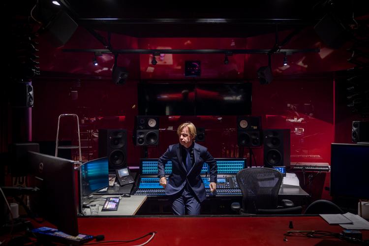 Som barn var Clemt Kjersgaard gæst i et Otto Leisner-show  sammen med sin far, historikeren Erik Kjersgaard. »Den store oplevelse for mig var ikke at være med i programmet – men at min far og jeg fik lov til at sidde i studiekontrollen ved redaktørbordet, da de optog den følgende episode bagefter«, fortæller Clement Kjersgaard, der siden har haft en drøm om at blive producer.  Foto: Mads Nissen