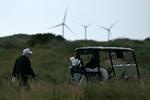 Før Donald Trump blev USA's præsident, sagsøgte han forgæves de skotske myndigheder for at forhindre opførelsen af vindmøller ved sin golfbane i Aberdeen. Ifølge kritikerne er det herfra, at hans had mod alle former for vindenergi stammer.   Foto: Brendan Smialowski/Ritzau Scanpix
