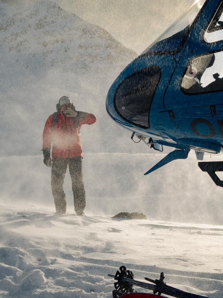 Helikopteren står klar som en gigantisk guldsmed til at tage gæsterne ud på de islandske bjergsider. Foto: William Himmelstrup