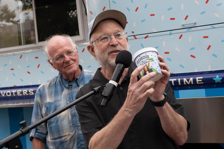 Jerry Greenfield (th.) forlader det berømte isfirma Ben &amp; Jerry's, som han stiftede sammen med Ben Cohen (tv.) i 1978. Foto: Jose F. Moreno/Ritzau Scanpix