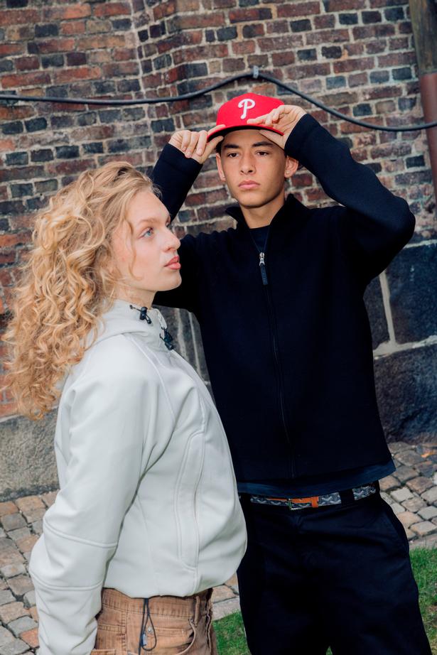 To markante unge musikere, Sira Jovina og Josef, er gået sammen med produceren Anton Westerlin om at skrive en sang - en slags vuggevise til unge - om online-kultur. De fortæller om deres egne oplevelser online, om negative kommentarer og om pres omkring adfærd på sociale medier.   Foto: Loui Pedersen