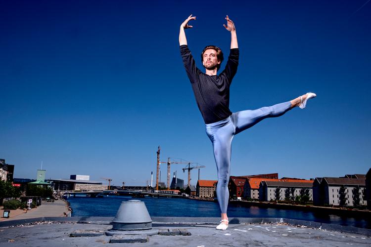 Ulrik Birkkjær har været bidt af at danse, siden han var barn.    Foto: Jacob Ehrbahn