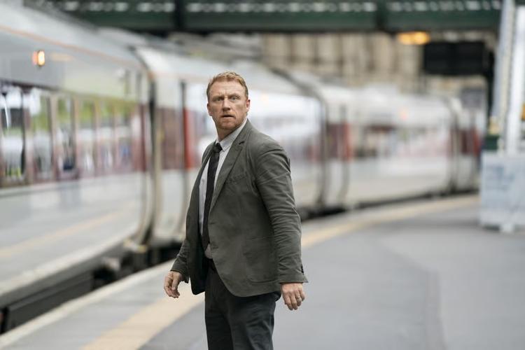 Kevin McKidd er bedst kendt fra 'Greys hvide verden' og filmatiseringen af Irwine Welshs roman 'Trainspotting'. Men i 'Six Four' er han desperat politimand. Foto: ITV