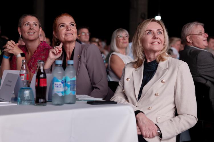 De fire borgerlige partiledere Alex Vanopslagh (LA), Inger Støjberg (DD) (i midten), Mona Juul (K) (til højre) og Morten Messerschmidt (DF) inviterede til borgerligt konvent i Fredericia i starten af september. Målet var at vise et borgerligt alternativ til den nuværende SVM-midterregering. De fire partier præsenterede 50 punkter, som de ønsker at gennemføre de første 100 dage som en regering. Til venstre Mette Abildgaard (K).  Foto: Thomas Borberg