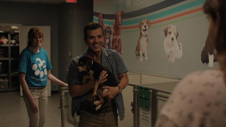 John Leguizamo som Bob Trevino i færd med at overrække en konkret og symbolsk herreløs hundehvalp til den unge Lily.  Foto: Angel Films