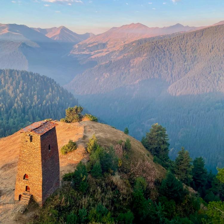 Bjergregionen Tusheti er især kendetegnet ved sine middelaldertårne, der sammen med de dramatiske landskaber giver området sin særlige karakter. Foto: Anders Tornsø Jørgensen