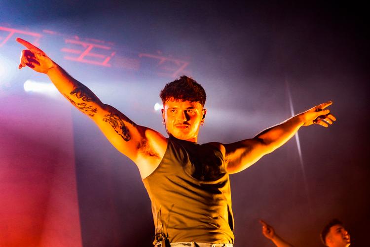 Olly har det godt i den direkte kontakt med publikum og foretrak en planlagt koncertturné frem for deltagelsen i Eurovision. Foto: Renata Roattino/livemedia/shutte/Ritzau Scanpix