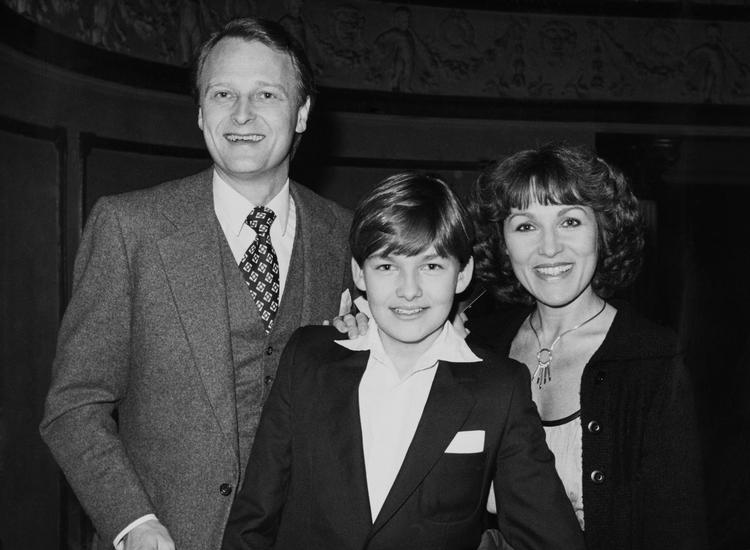 Christian Mørk mellem to af sine tre forældre, Bent Mejding og Susse Wold, først i 1980’erne. Da Susse Wold og Bent Mejding fandt sammen på scenen og privat, gik hun og Erik Mørk, Christian Mørks biologiske far, fra hinanden. Bent Mejding fik stor betydning for Christian Mørk som den mest driftssikre voksen i hans liv.  Arkivfoto: Johnny Bonne