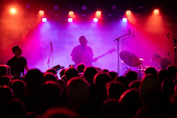 Det lignede en succes, og publikum råbte højere og højere i løbet af aftenen. Men Moses Yoofee Trio prøvede kun grænser af, overtrådte ingen. Foto: Vikki Søholm
