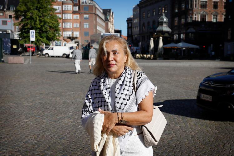 53-årige Iman Adlouni blev i 2017 udsat for en voldsom nøgenvisitation og ulovlig frihedsberøvelse af Københavns Politi, der også krænkede to artikler i menneskerettighedskonventionen. Det udløst tirsdag en erstatning på 50.000 kroner til den tidligere damefrisør, der her er på vej til retsmødet i august. Arkivfoto. Foto: Jens Dresling