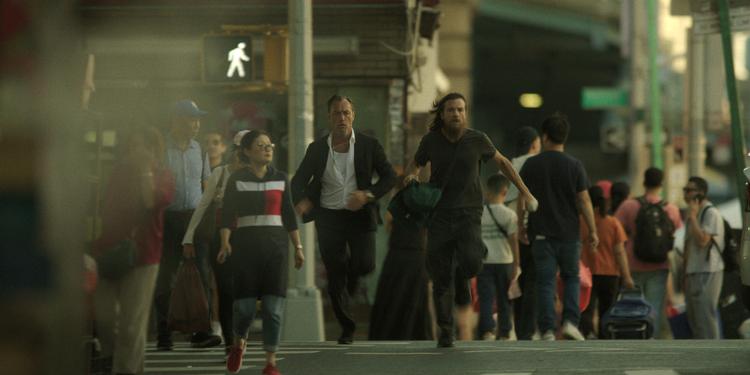 Jude Law og Jason Bateman er henholdsvis den smarte lillebror Jake og den kvajede storebror Vince i serien 'Black Rabbit'. Foto: Netflix