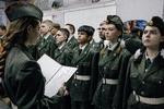 Elementer af militærtræning indgår i faget 'grundfag om landets forsvar', der blev indført i russiske gymnasier i 2024, her fra et center i Kursk i november sidste år.  Foto: Nanna Heitmann/Ritzau Scanpix