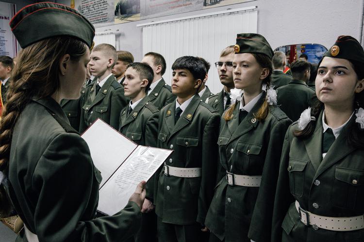 Elementer af militærtræning indgår i faget 'grundfag om landets forsvar', der blev indført i russiske gymnasier i 2024, her fra et center i Kursk i november sidste år.  Foto: Nanna Heitmann/Ritzau Scanpix