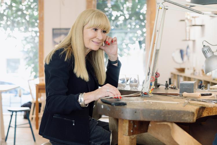 Når Bente Klarlund har tid, smutter hun ofte forbi sine venners guld- og sølvbutik på Østerbrogade i København, hvor især kunsthåndværk i sølv fylder øjeblikket med æstetik fremfor travlhed.   Foto: Loui Pedersen