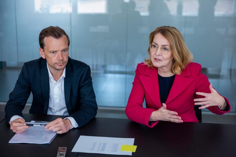 Socialdemokraten Christel Schaldemose (th.) er som EU-politiker stærkt optaget af at stoppe overgreb mod børn og digital deling af materiale med den type overgreb. Derfor taler hun for et forslag om at skanne borgernes telefoner og computere for materiale af den karakter. Sammen med justitsminister Peter Hummelgaard (S) fik hun sidste år en orientering af National enhed for Særlig Kriminalitet (NSK) om efterforskning af onlinefora, ulovlig billeddeling og sextortion.  Foto: Miriam Dalsgaard