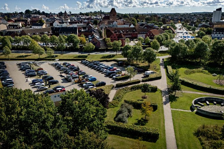 Rådmandshaven, hvor det nye byggeri skal opføres, ligger tæt på Næstveds historiske bymidte med de to kirker Sct. Peders Kirke og Sankt Mortens Kirke. Til højre kan skimtes en af siloerne på havnen. En havn, som Næstved Kommune også har planer om at omdanne til ny by. Foto: Martin Lehmann