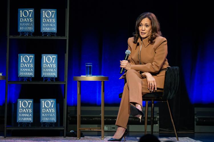 Onsdag i Town Hall i New York talte tidligere vicepræsident Kamala Harris ved første stop på sin turné for sin nye bog, '107 Days', der handler om hendes præsidentkampagne. Foto: Angelina Katsanis/Ritzau Scanpix