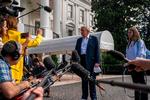 Kai Trump står ved siden af sin farfar, præsident Donald Trump, mens han besvarer spørgsmål foran Det Hvide Hus før afrejsen til Farmingdale, hvor de to skulle overvære Ryder Cup mellem de bedste golfspillere fra Europa og USA. Foto: Allison Robbert/Ritzau Scanpix
