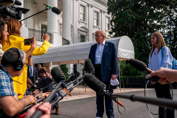 Kai Trump står ved siden af sin farfar, præsident Donald Trump, mens han besvarer spørgsmål foran Det Hvide Hus før afrejsen til Farmingdale, hvor de to skulle overvære Ryder Cup mellem de bedste golfspillere fra Europa og USA. Foto: Allison Robbert/Ritzau Scanpix
