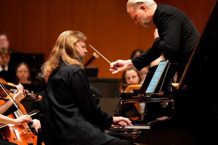 Denis Kozhukhin slog håret ud, stillede iPad'en på flyglet og kastede sig så ellers ud i en vidunderligt spillet klaverkoncert af Schumann. Foto: Finn Frandsen