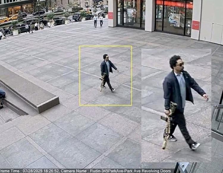 27-årige Shane Tamura blev fanget på et overvågningskamera på pladsen foran 345 Park Avenue i New York, hvor han 28. juli dræbte fire personer, inden han begik selvmord. Foto: surveillance camera/Ritzau Scanpix