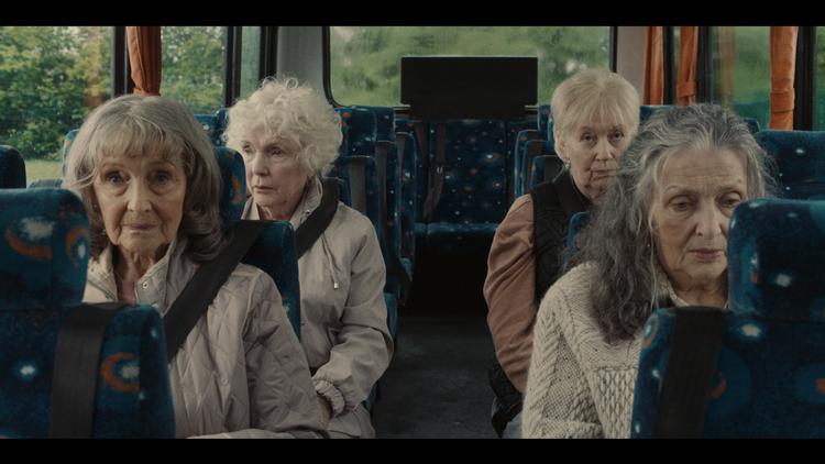 Fire mødre i en bus på tur. Ingen af dem er særlig begejstrede for, at deres sønner har overladt dem til forfatteren Edward, mens de selv er taget til fest i Spanien.
 Foto: Film Bazar