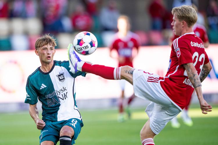    Tonni Adamsen (th.) bragte Silkeborg foran. Her snupper angriberen bolden lige for næsen af  Vejles Tobias Lauritsen.  Foto: Bo Amstrup/Ritzau Scanpix
