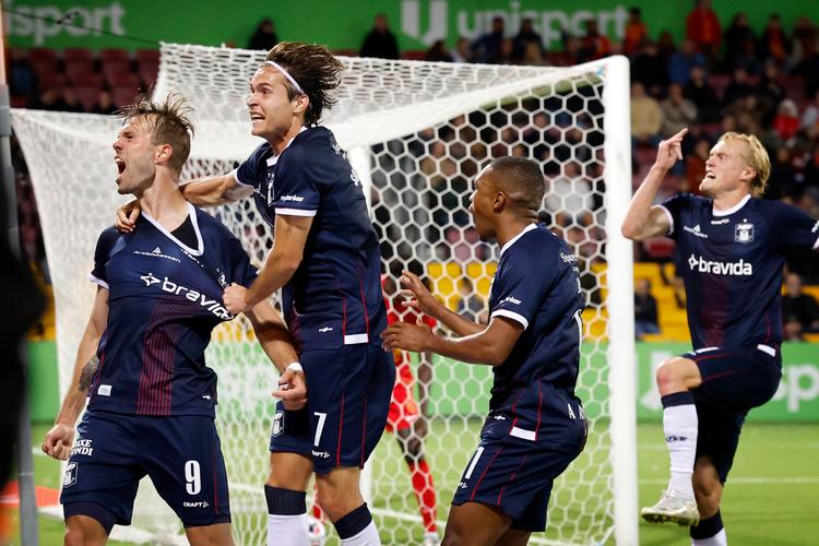 AGF's Patrick Mortensen, Markus Solbakken, Gift Links og Tobias Bech jubler efter scoring til 2-1.   Foto: Jens Dresling