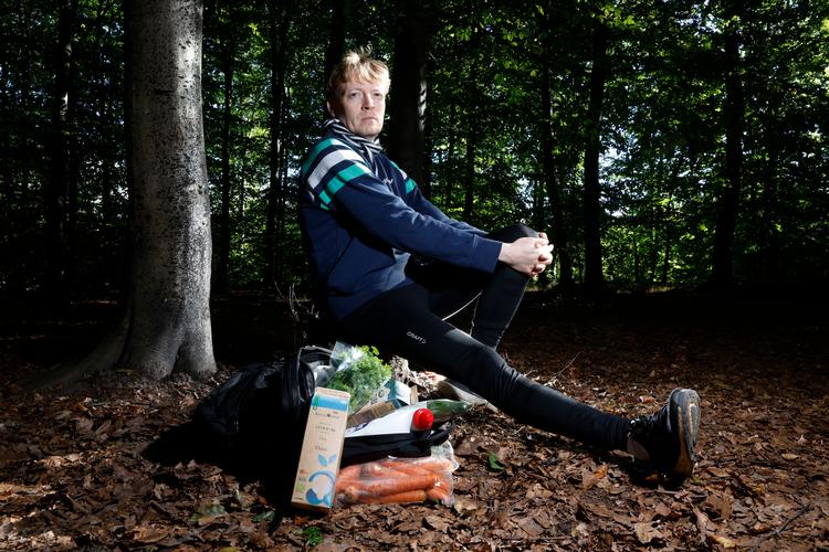 Når Glenn Bech tager løbetøjet på, husker han også lige rygsækken. Det er blevet en fast del af den bogaktuelle forfatters rutine at løbe til supermarkedet – mest af alt fordi han ikke har bil. Foto: Martin Lehmann