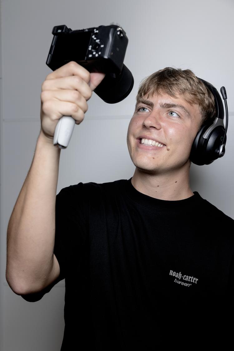 En mindre hær arbejder for Søndergaard, og sørger for, at indholdsstrømmen aldrig stopper.  Han har ansat to tilrettelæggere, flere klippere, et produktionsselskab samt en person, der klipper highlights til sociale medier. Og nu har han også et eget pladeselskab.    Foto: Mads Nissen