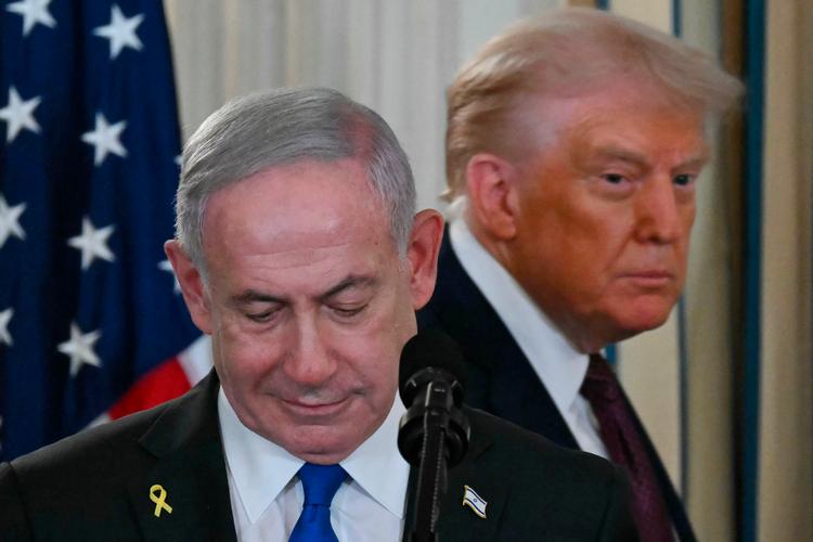 Den amerikanske præsident Donald Trump og den israelske premierminister Benjamin Netanyahu (til venstre) ankommer til en pressekonference i den statslige spisesal i Det Hvide Hus i Washington, DC den 29. september 2025. Foto: Andrew Caballero-reynolds/Ritzau Scanpix