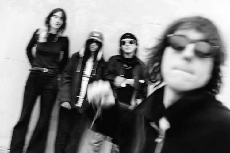 Geeses forsanger Cameron Winter har en vild og uforudsigelig stemme, der sine steder lyder, som det ville lyde, hvis nogen trådte Thom Yorke hårdt over tæerne.  