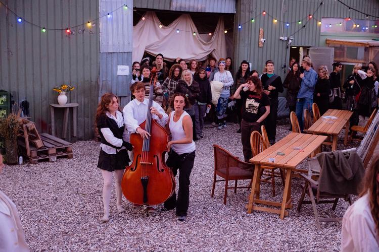Fester, langbordsmiddage og loppemarkeder er noget af det, som foreningen Sidste Mole byder på i en gammel hangar i Bådehavnsgade i Sydhavnen. Pr-foto: Benjamin Krog