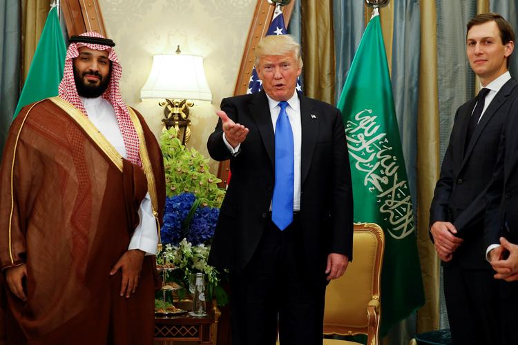 Under Donald Trumps første præsidentperiode mødtes han med kronprins Mohammed bin Salman og Jared Kushner i Riyadh i Saudi-Arabien. På daværende tidspunkt var Kushner topudsending for USA. 