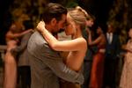 Tiltrækningen er gensidig, men selv om det ikke lige kan ses, er der mange ting, der holder Sarah (Margot Robbie) og David (Colin Farrell) adskilt.  Foto: SF Studios