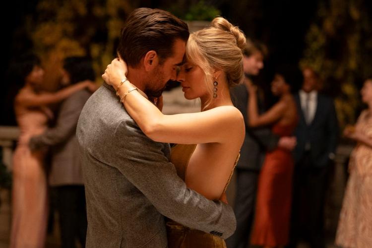 Tiltrækningen er gensidig, men selv om det ikke lige kan ses, er der mange ting, der holder Sarah (Margot Robbie) og David (Colin Farrell) adskilt.  Foto: SF Studios