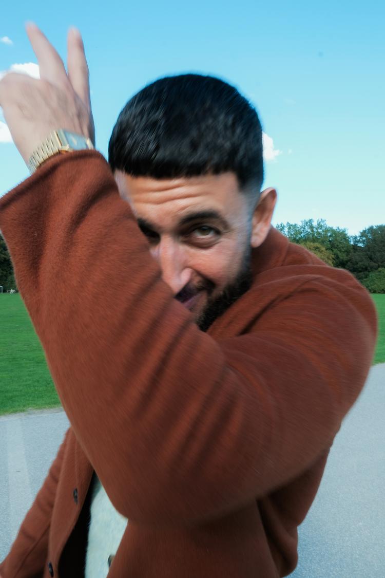 Arian Kashef er aktuel i rollen som Sami i serien 'Familier i Norden', der kan streames på TV2 Play fra   10. oktober. Foto: Hashim Musa