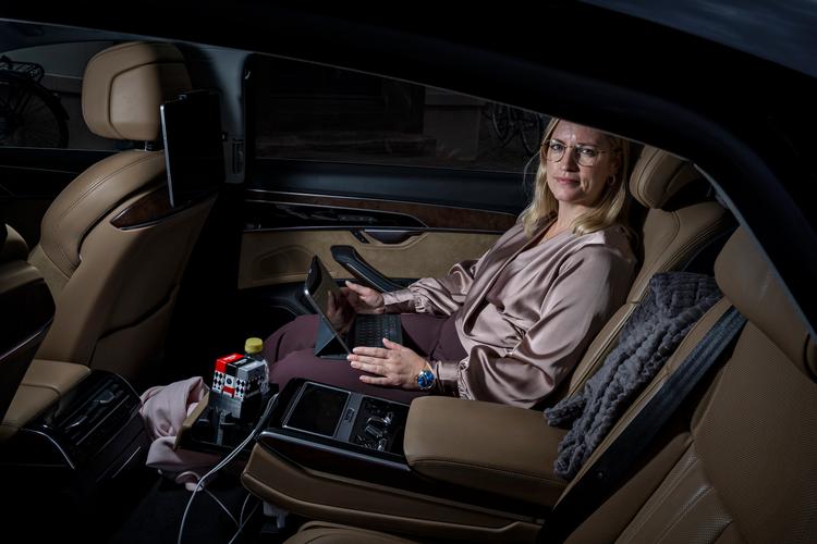 Selv om Stephanie Lose kun når at være sammen med sin familie i et par aftentimer, så hopper hun ofte i ministerbilen og kører tre timer til Esbjerg midt på ugen, så hun kan nå aftensmaden. Martin Lehmann Foto: Martin Lehmann