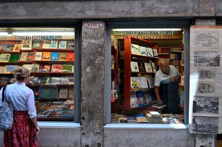 De fattigste italienere kan få meget for de bogpenge, de nu kan få udbetalt. I de italienske boghandler koster en børnebog typisk omkring 10 euro, mens en roman kan fås for 20-25 euro.   Foto: Marco Sabadin/Ritzau Scanpix