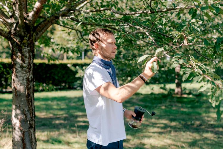 I en verden, hvor tingene ofte går stærkt, gør det dagen mere overskuelig at lave og drikke morgenkaffen under skyerne. Det fortæller Rasmus Kofoed, som er medejer af restauranten Geranium. Foto: Peter Maunsbach