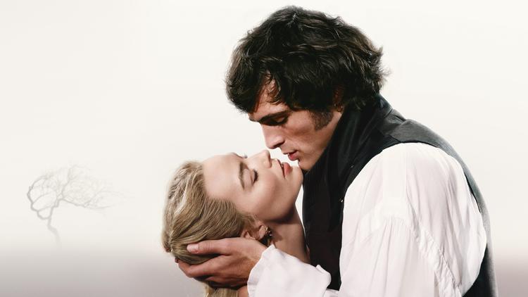 De ligner Rhett og Scarlett på filmplakaten. Margot Robbie og Jacob Elordi, to af verdens smukkeste, spiller Cathy og Heathcliff i en filmatisering af 'Stormfulde højder', der alene på baggrund af forfilmen har vakt internetlitteraternes vrede.  Foto: WBEI 2025