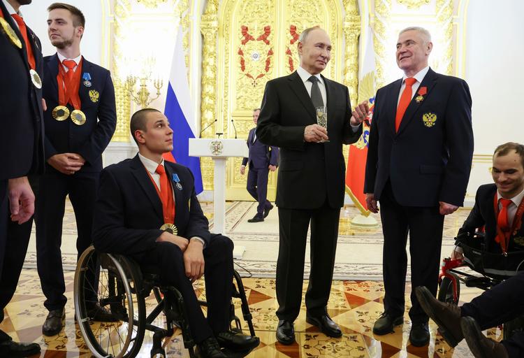 Ved de Paralympiske Lege i Paris i 2024 deltog flere russere som Individuelle, neutrale atleter. Efter legende blev de inviteret til en ceremoni i Kreml med deltagelse fra Ruslands præsident, Vladimir Putin.  Foto: Alexander Kazakov/Ritzau Scanpix
