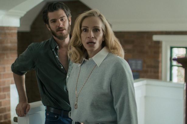 Andrew Garfield og Julia Roberts underviser begge på det samme universitet og er gode venner, indtil en studerende retter en alvorlig anklager mod ham.  Foto: Amazon MGM Studios