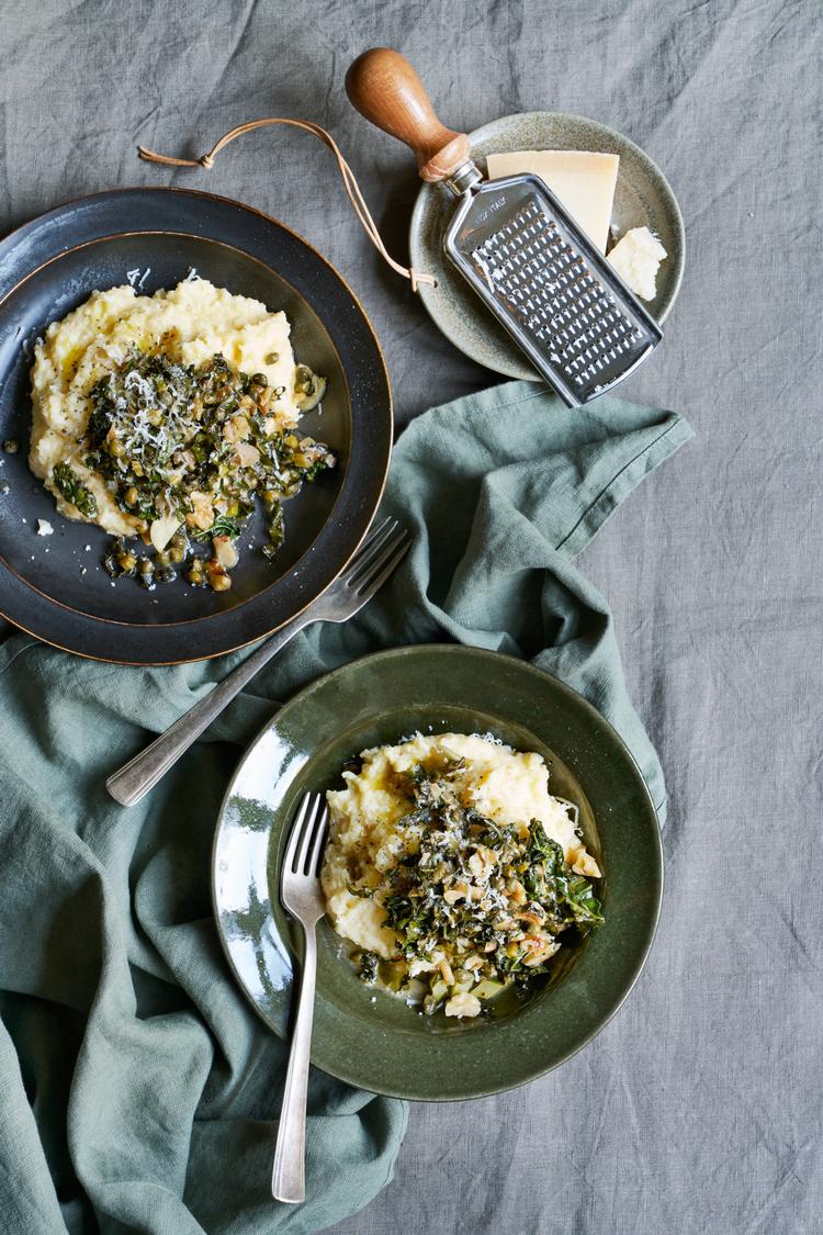  Anret polenta i dybe tallerkner og nyd straks. Foto: Columbus Leth